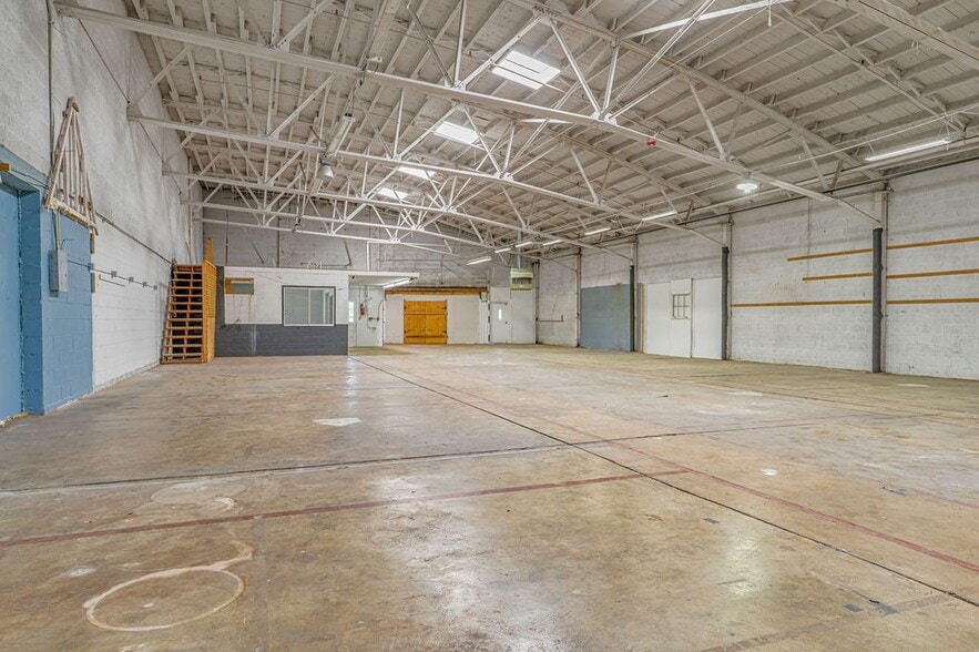 More Photos Of 1214 College St, Clarksville Warehouse For Lease