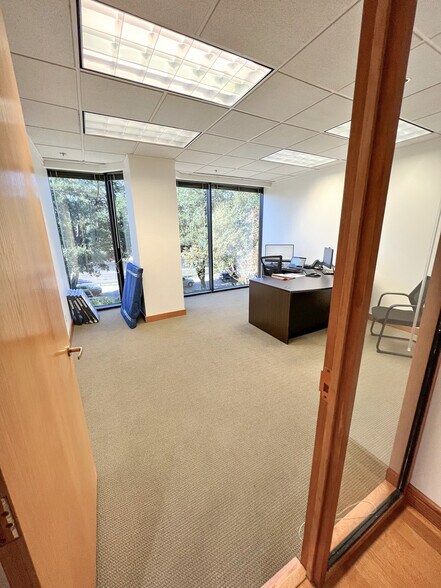 More Photos Of 5950 Berkshire Ln, Dallas Office For Lease