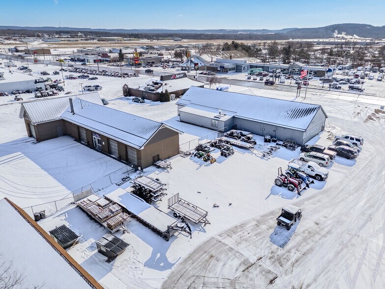 More Photos Of 1375 E Main St, Reedsburg Freestanding For Lease