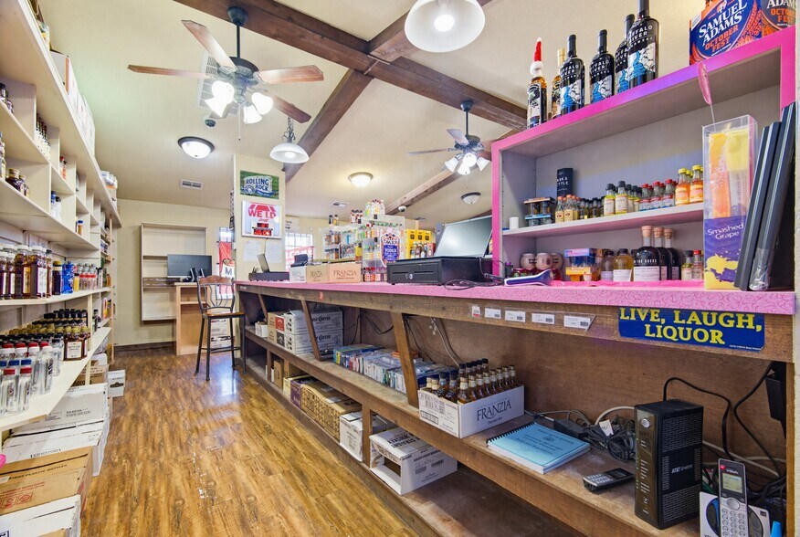 More Photos Of 809 Lester Ln, Rogers General Retail For Sale