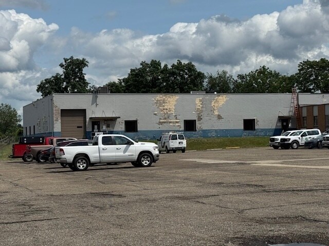 More Photos Of 557 E Tallmadge Ave, Akron Warehouse For Lease