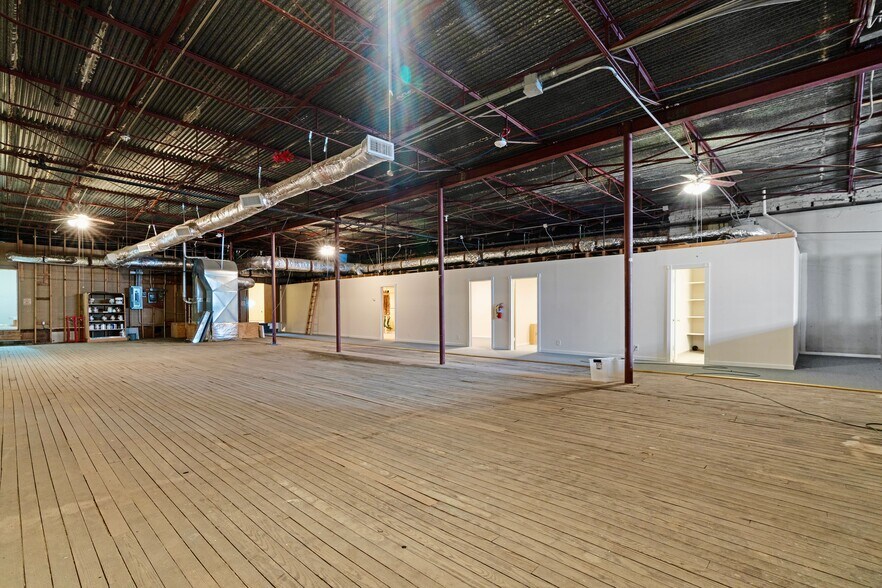 More Photos Of 20 North Plz, Paris General Retail For Sale