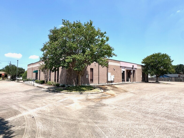 More Photos Of 120 E 8th St, Deer Park Office For Sale