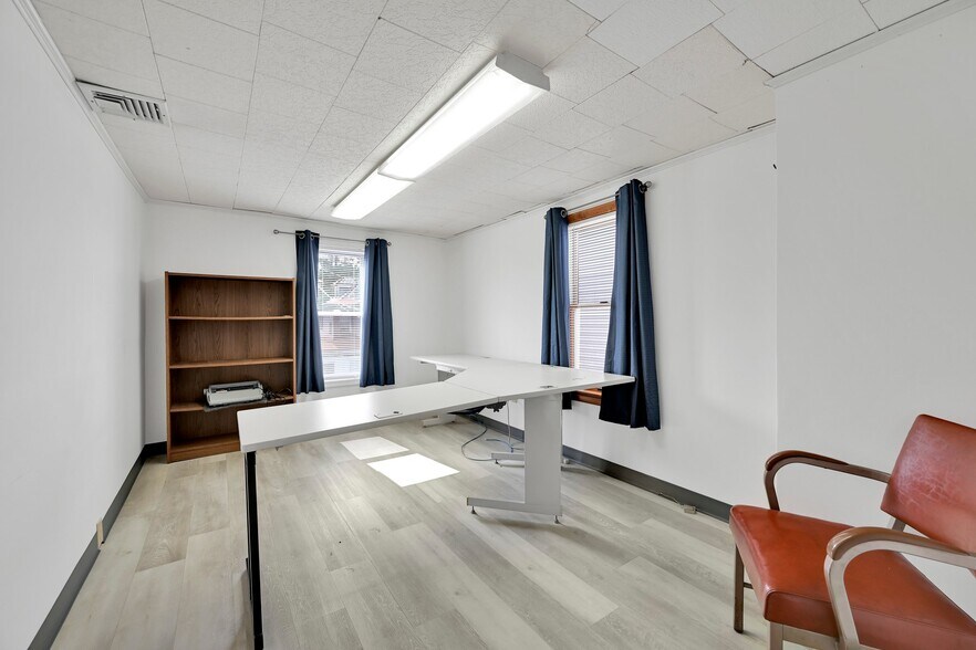 More Photos Of 26 N Railroad St, Palmyra Office For Sale