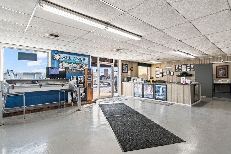 More Photos Of 1117 N Old Route 66, Litchfield General Retail For Sale