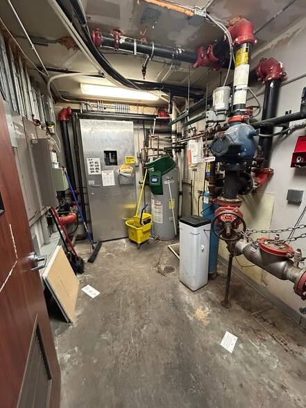 More Photos Of W188N10963 Maple Rd, Germantown Service Station For Sale