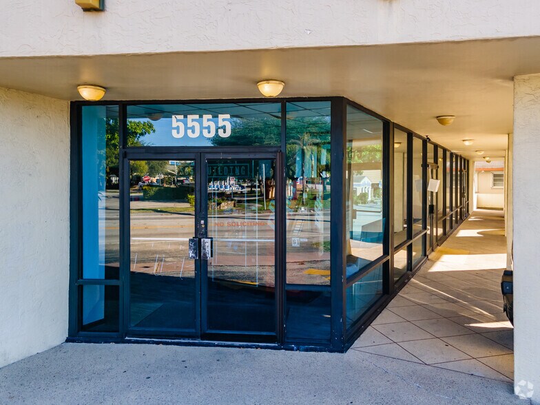 More Photos Of 5555 Hollywood Blvd, Hollywood Medical For Lease