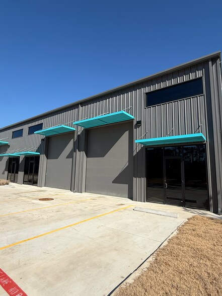 More Photos Of 2007 Airport Rd, Conroe Unknown For Lease