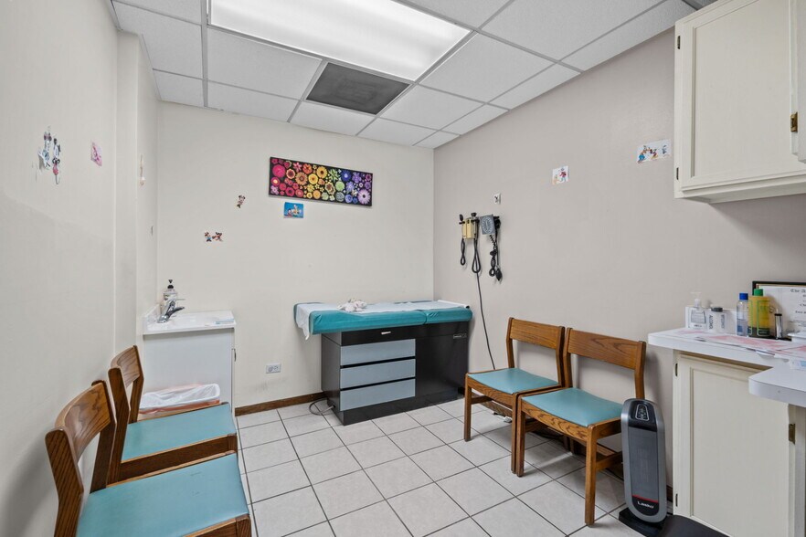 More Photos Of 7107 W Belmont Ave, Chicago Medical For Lease