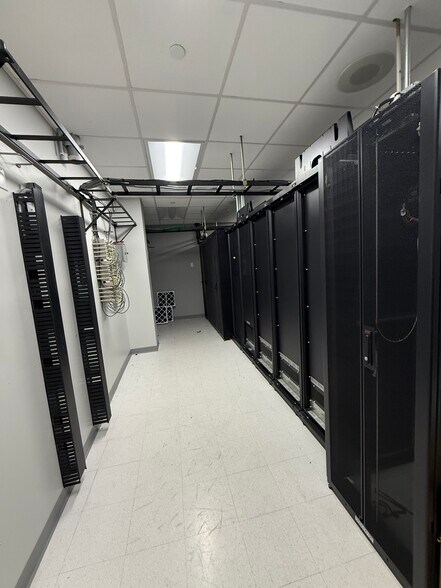 More Photos Of 730 Holiday Dr, Pittsburgh Office For Lease