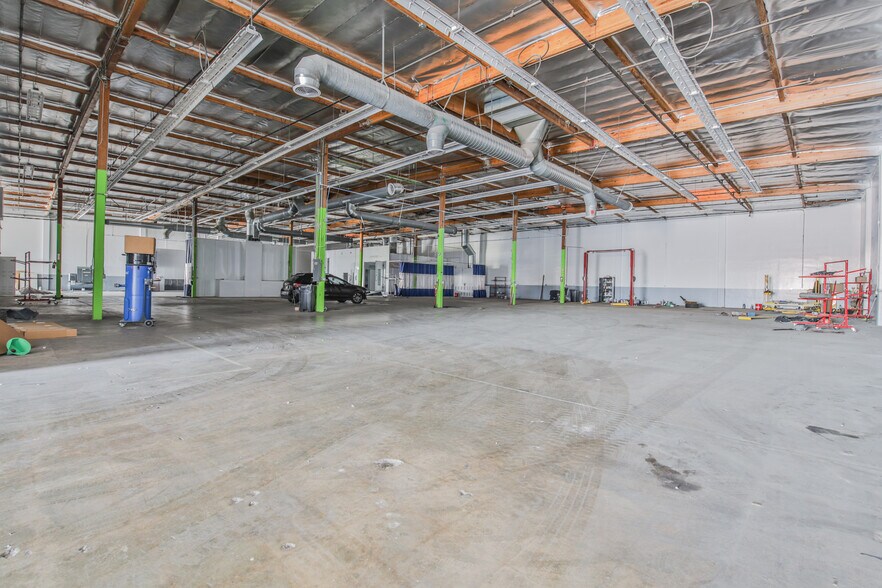 More Photos Of 9130 Glenoaks Blvd, Sun Valley Manufacturing For Lease