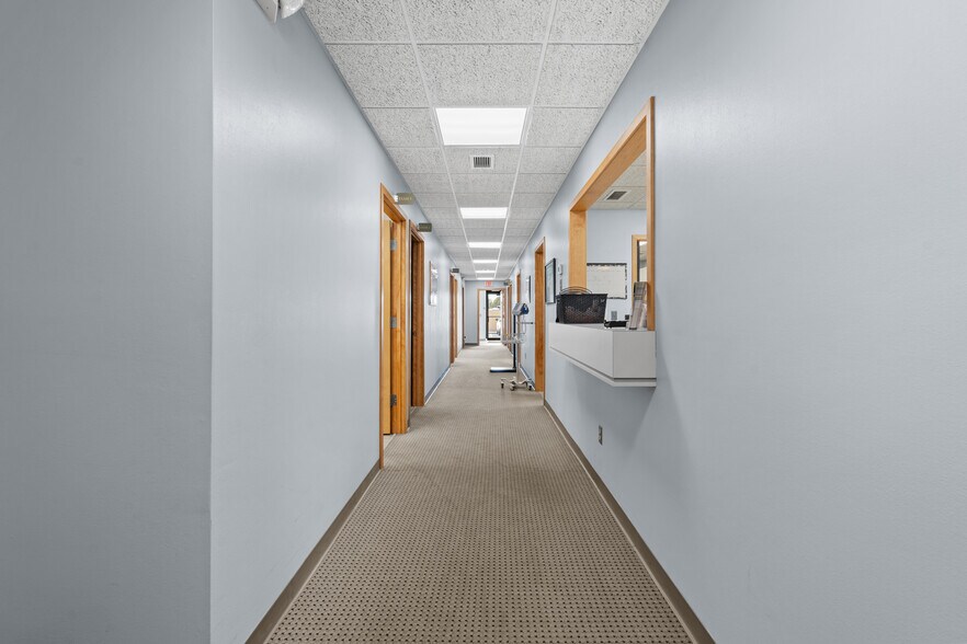 More Photos Of 28565-28585 Schoenherr Rd, Warren Medical For Lease