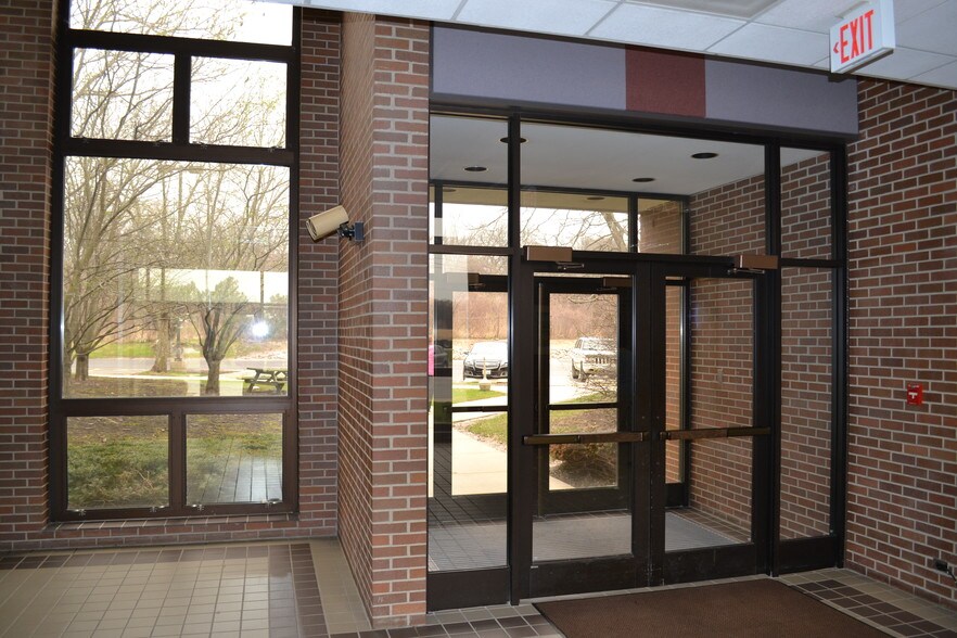 More Photos Of 2400 Big Timber Rd, Elgin Office For Lease