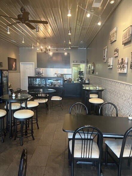 More Photos Of 105 McCreary St, Fort Branch Storefront Retail Office For Lease