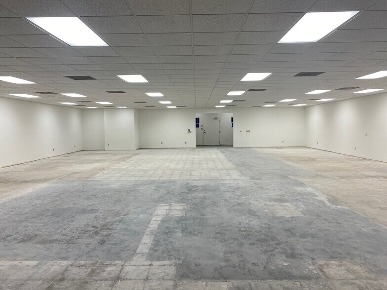 More Photos Of 17636 Chatsworth St, Granada Hills Storefront For Lease