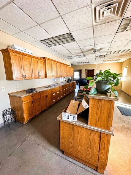 More Photos Of 114 12th Ave SW, Stanley Service For Sale