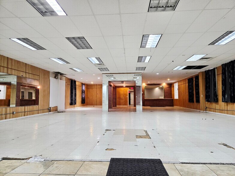 More Photos Of 220 E Galena Blvd, Aurora Storefront For Sale