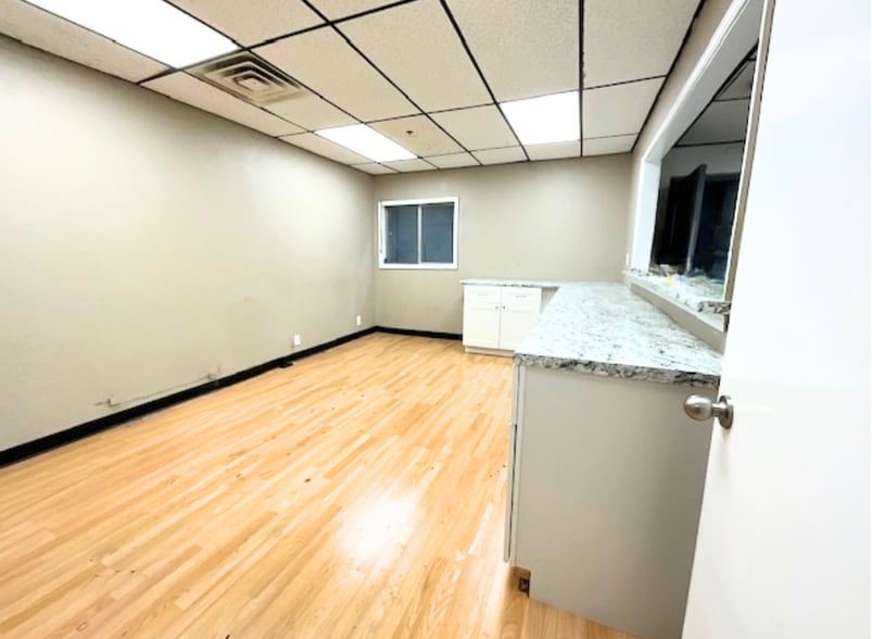More Photos Of 4400-4412 SW 25th St, Oklahoma City Distribution For Lease