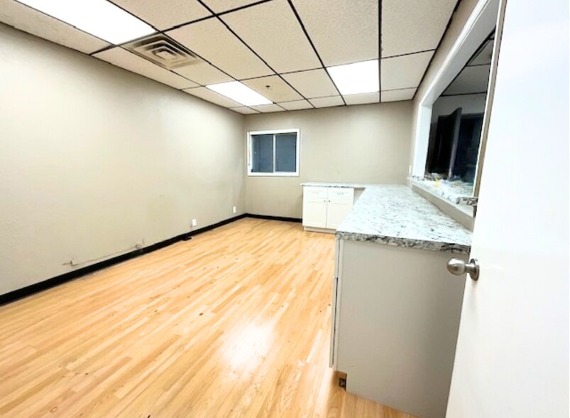 More Photos Of 4400-4412 SW 25th St, Oklahoma City Distribution For Lease