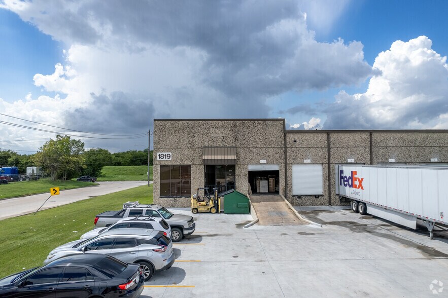 More Photos Of 1819 Turning Basin Dr, Houston Warehouse For Lease
