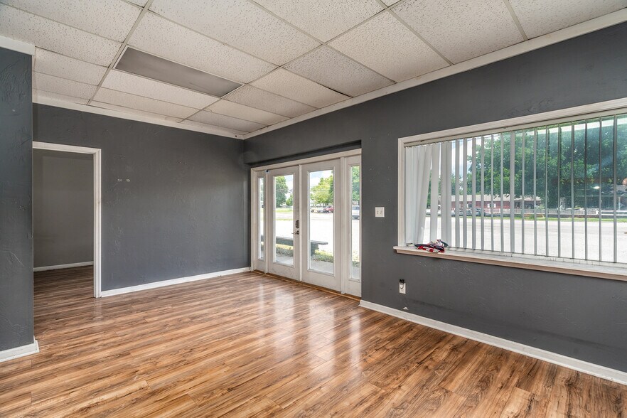 More Photos Of 405 S Pershing St, Energy Office For Sale