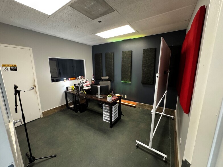 More Photos Of 7810-7900 NW 100th St, Kansas City Unknown For Lease