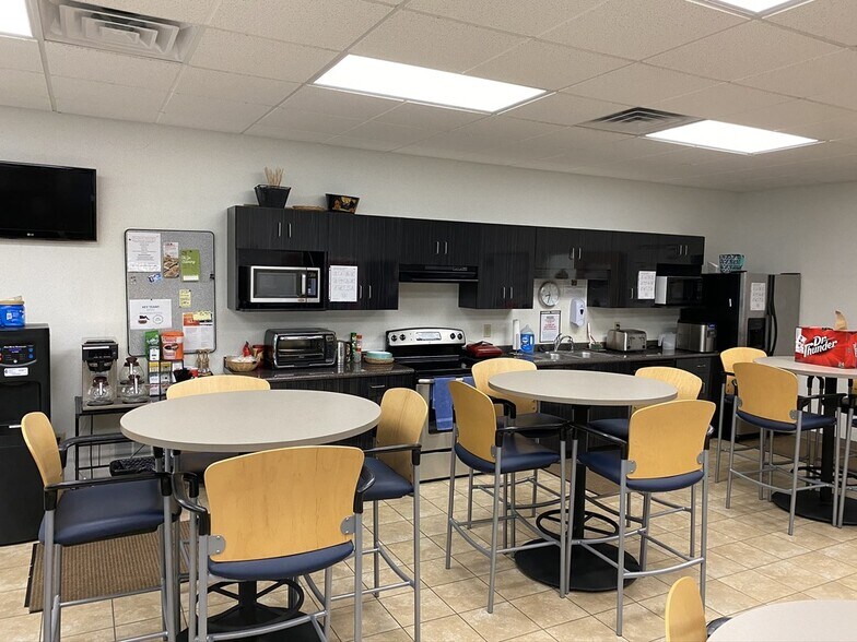 More Photos Of 2810 Dexter Dr, Elkhart Office For Lease