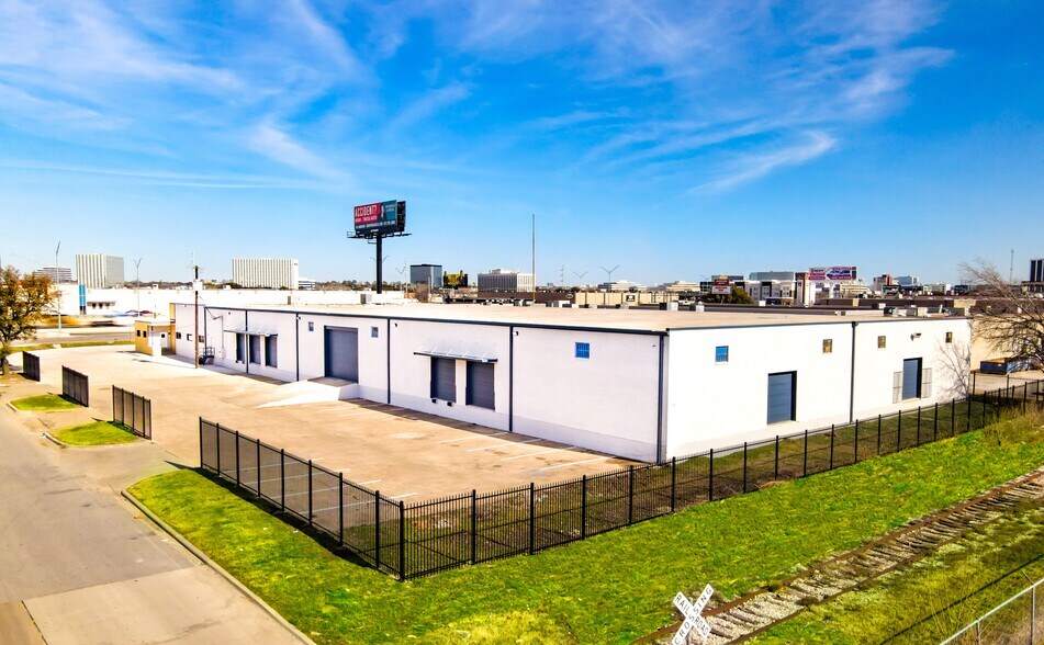 More Photos Of 8811 John W Carpenter Fwy, Dallas Warehouse For Lease