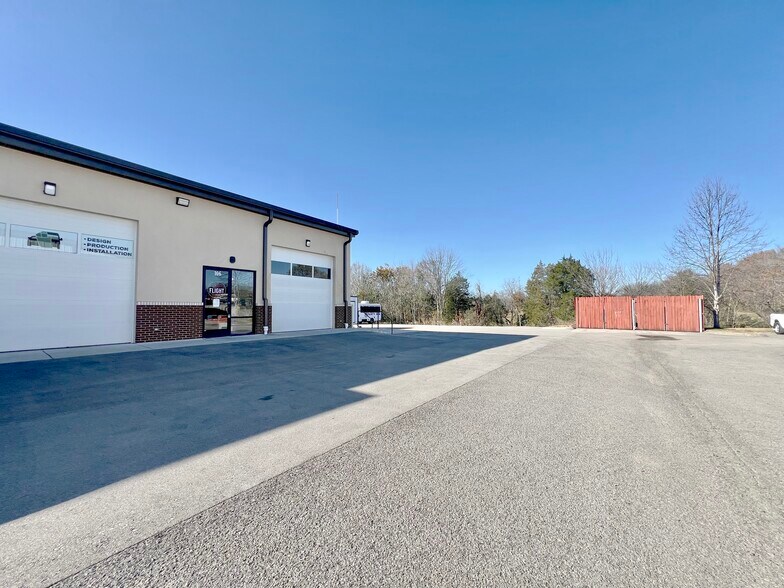 More Photos Of 3940 Dickerson Pike, Nashville Light Distribution For Lease
