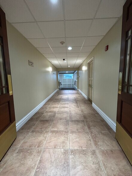 More Photos Of 1550 N Northwest Hwy, Park Ridge Medical For Lease