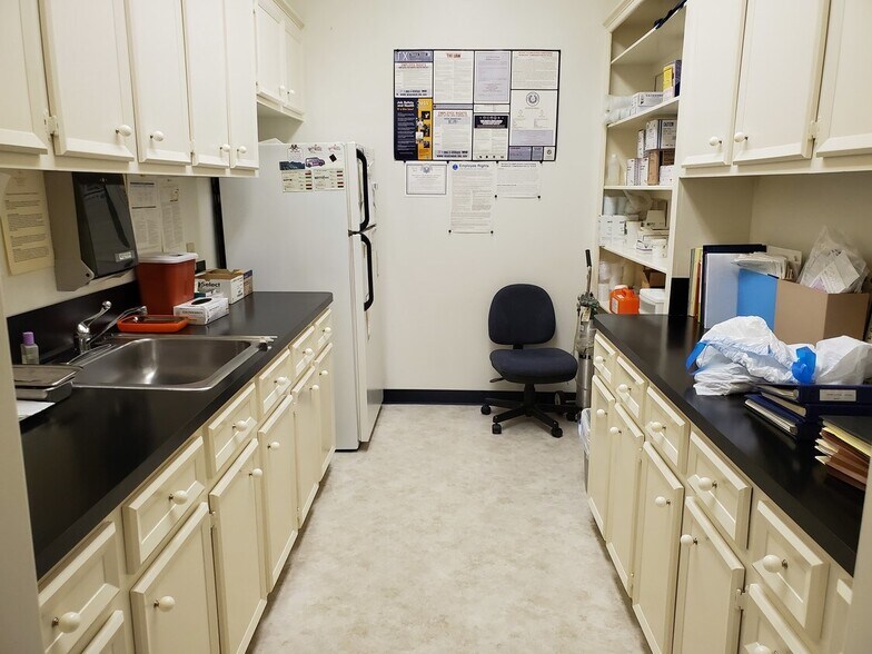 More Photos Of 345 E Parkwood Ave, Friendswood Office For Lease