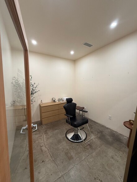 More Photos Of 27-47 S Oak St, Ventura Storefront For Lease