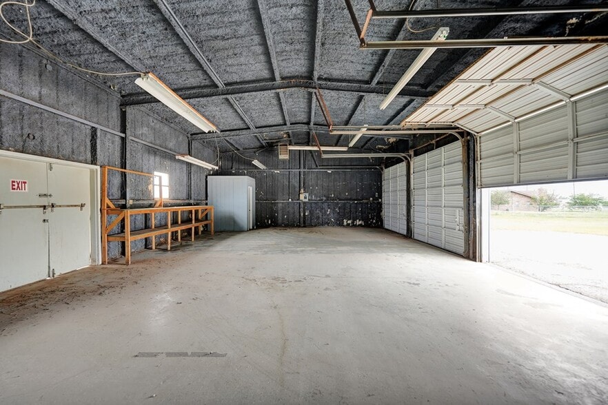 More Photos Of 1418 W County Road 140, Midland Warehouse For Lease