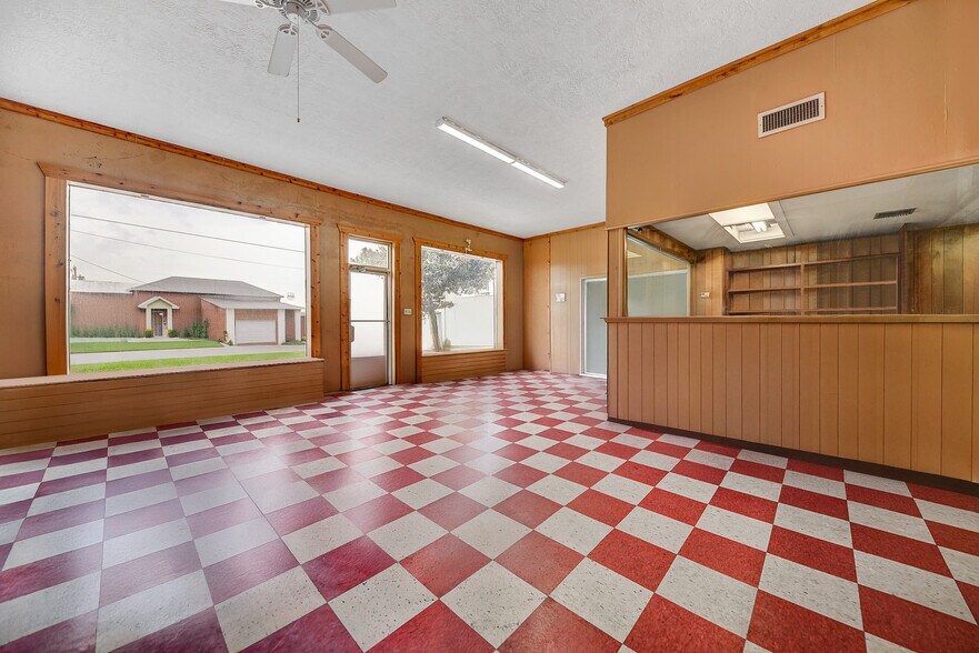 More Photos Of 307 E Alamo St, Brenham Auto Repair For Sale