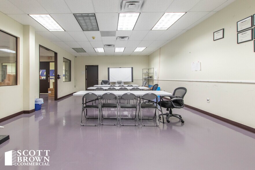 More Photos Of 10810 Alder Cir, Dallas Light Manufacturing For Lease