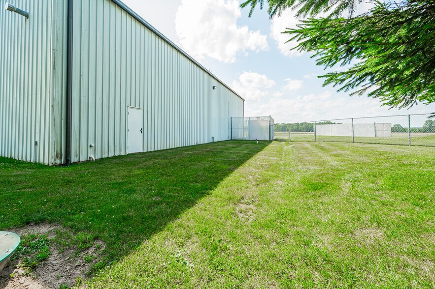 More Photos Of 300 Heath Rd, Heath Airplane Hangar For Sale