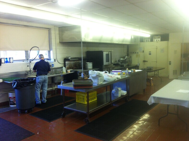 More Photos Of 801 N Dupont Hwy, New Castle Schools For Lease