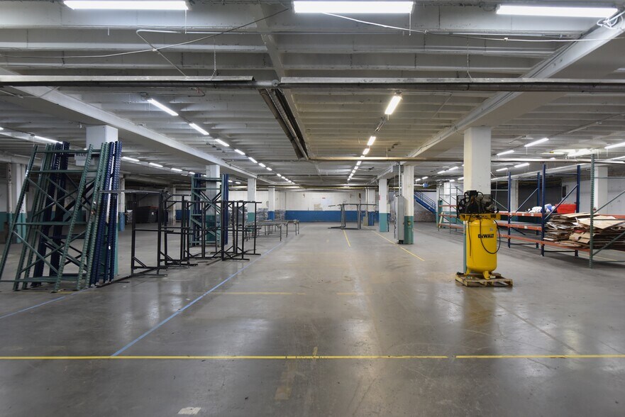 More Photos Of 3512 N Kostner Ave, Chicago Manufacturing For Lease