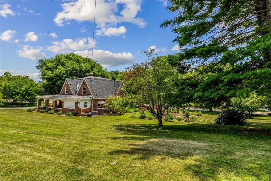 More Photos Of 506 W Main St, Burnsville Freestanding For Sale