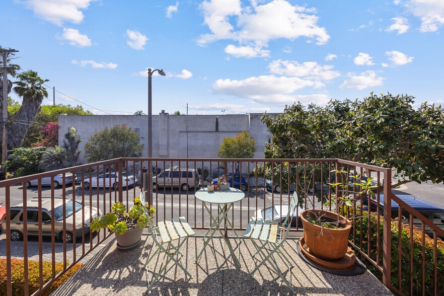 More Photos Of 502 Westminster ave, Venice Apartments For Sale
