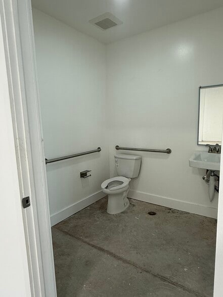 More Photos Of 591 NW 29th St, Miami Warehouse For Lease