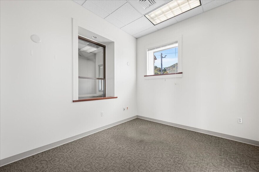 More Photos Of 10 Railroad Pl, Norwich Flex For Lease