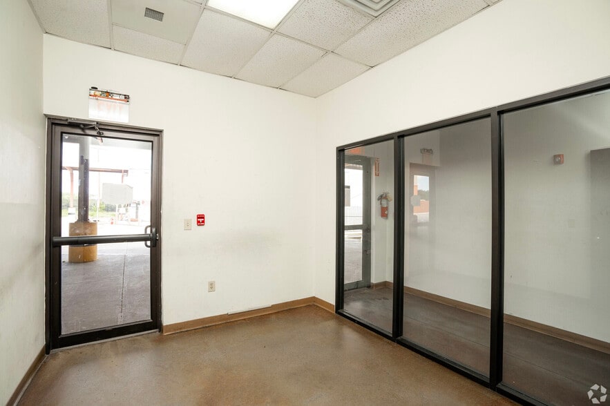 More Photos Of 8915 San Dario Ave, Laredo Truck Stop For Lease