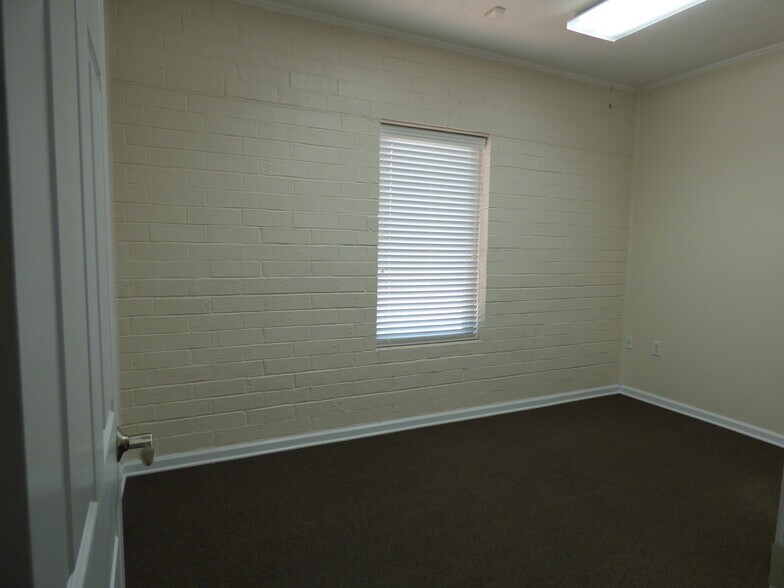 More Photos Of 2978 Gillespie St, Fayetteville Flex For Lease