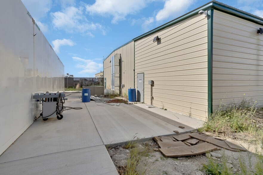 More Photos Of 991 Industrial Way, King City Warehouse For Lease