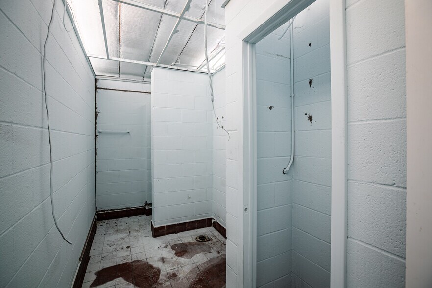 More Photos Of 445 Holton St, Sparta Warehouse For Lease