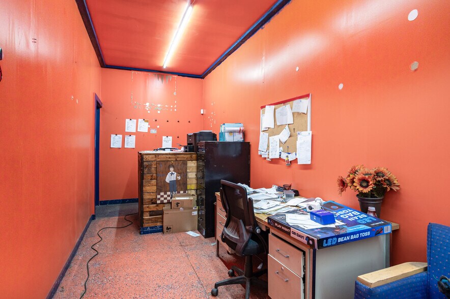 More Photos Of 1322 E Genesee Ave, Saginaw Showroom For Sale