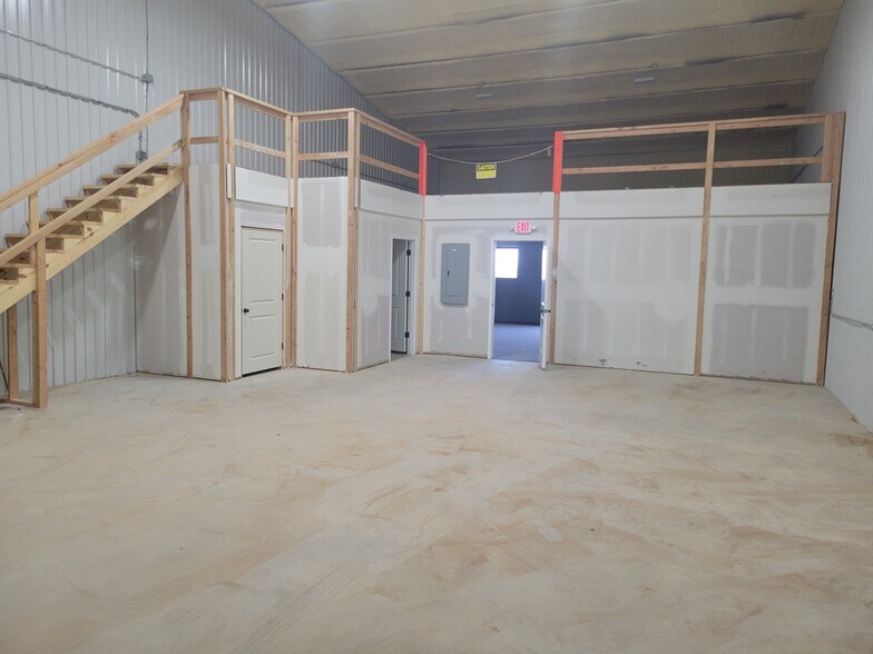 More Photos Of 302 Commercial Loop, Elgin Flex For Lease