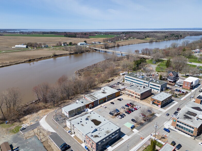 More Photos Of 200 Pl Du 21-Mars, Nicolet Department Store For Sale