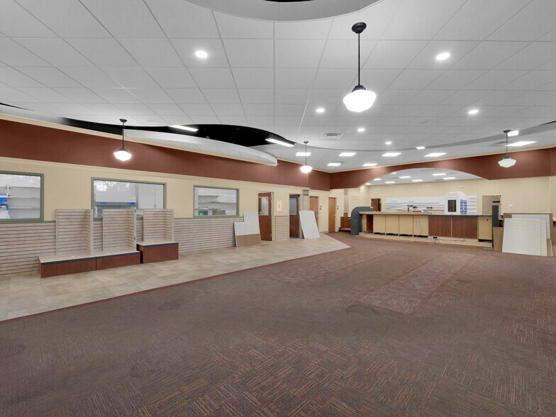 More Photos Of 640 N Fountain Ave, Springfield Freestanding For Sale